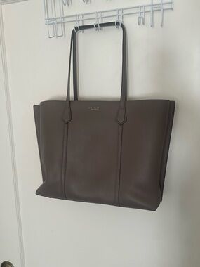 Tory Burch Brown Leather Tote
SOLD PVT🕺